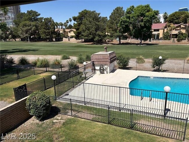 Building Photo - 2963 Pinehurst Dr