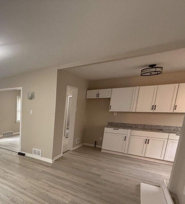 Building Photo - Renovated 3-Bedroom Home – We Welcome Sect...
