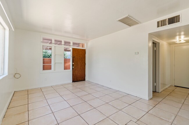 Building Photo - Classic Tucson Bungalo located just blocks away from University of Arizona Campus!