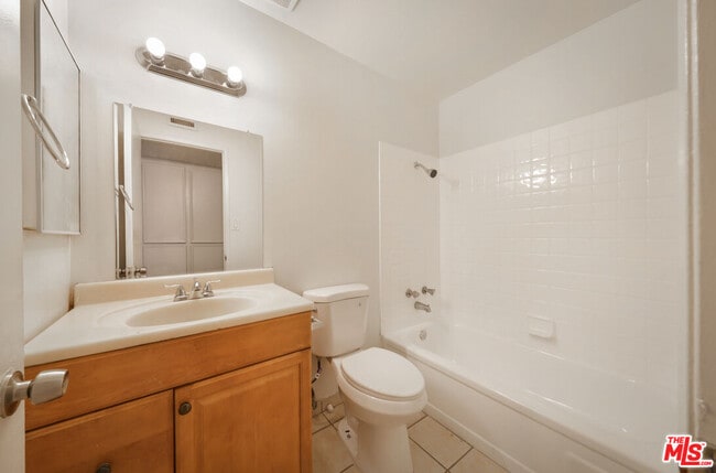 Building Photo - 1040 Iris St