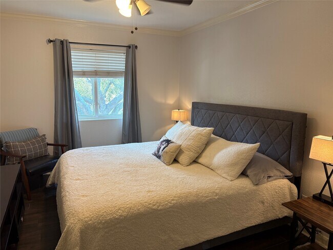 Building Photo - 732 Memorial Mews St