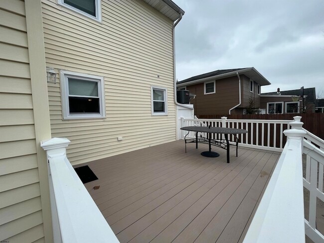 Building Photo - 406 N Dorset Ave