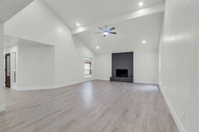 Building Photo - 1602 Pine Oak Dr