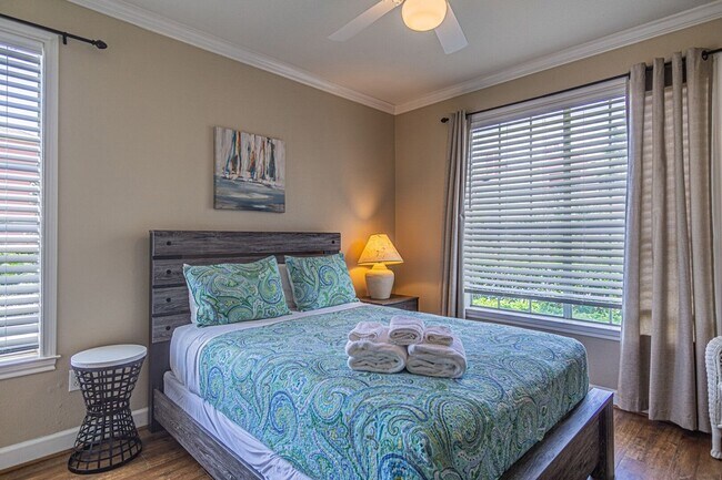 Building Photo - 7000 Seawall Blvd