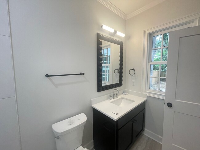 Building Photo - 2 bedroom 2 bath Renovated in Heathwood