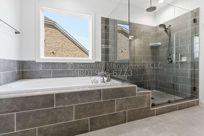Building Photo - 4016 Dahlia Dr