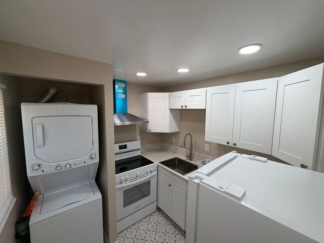 Building Photo - 338 S Melrose Dr
