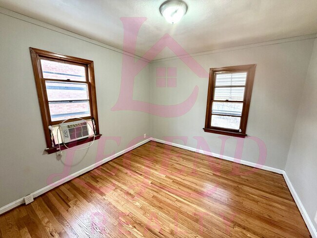 Building Photo - 2 bedroom 1 bathroom home with beautiful hardwood floors!