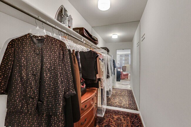 Building Photo - 6033 N Sheridan Rd