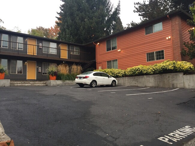 Building Photo - Brand new s/s appliances! Granite counters, off street parking, all dogs welcome!