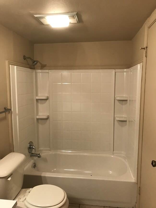 Building Photo - Beautiful Clean 3 bedroom, 2 Full Baths to...