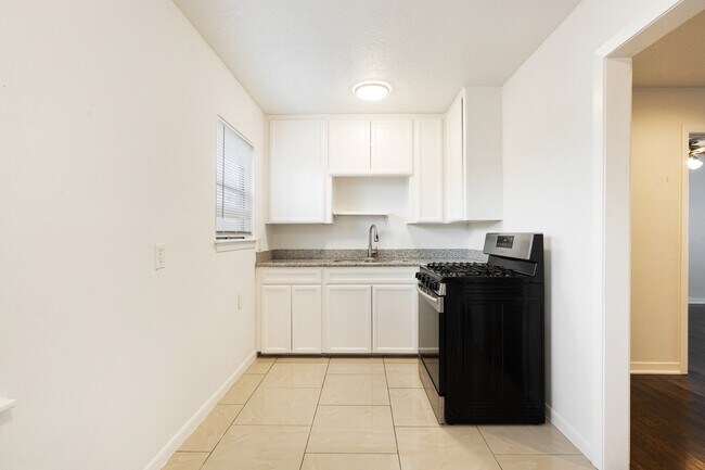 Building Photo - 8451 1/2 Howard Dr