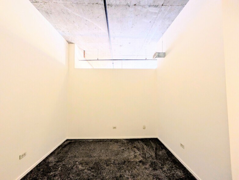 Building Photo - 933 W Van Buren St