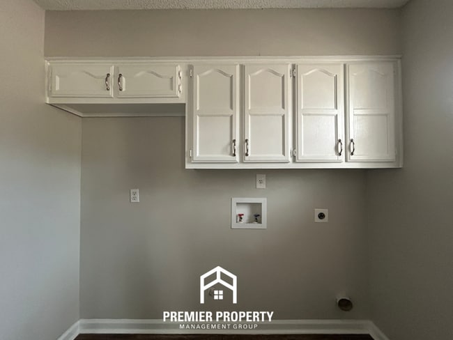 Building Photo - Spacious 3BR Memphis Home with Vaulted Ceilings, Fireplace, Deck & 2-Car Garage