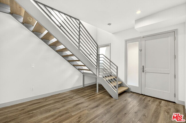 Building Photo - 440 Palm Dr