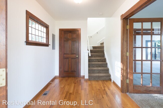 Building Photo - 4 br, 2.5 bath House - 641 East Main Street