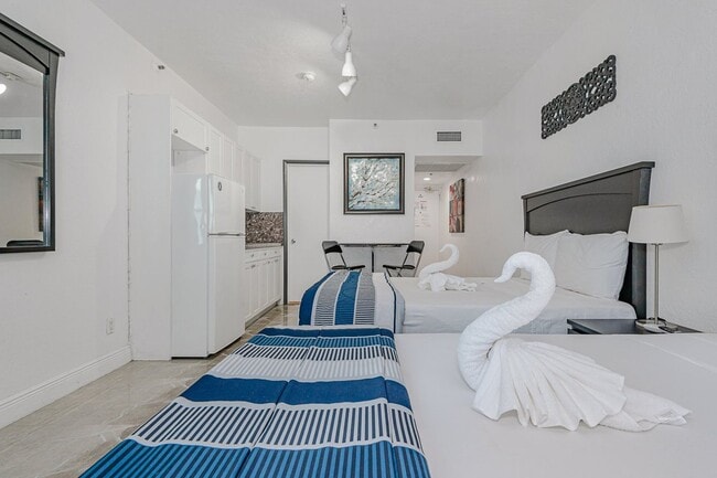 Building Photo - 6345 Collins Ave