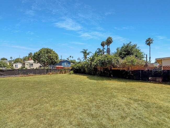 Building Photo - Beautiful 2B/1BA Home in Vista Now Availab...
