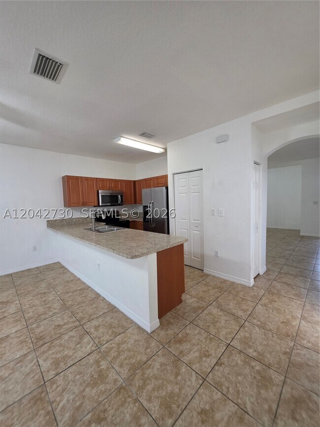 Building Photo - 4906 SW 141st Ave