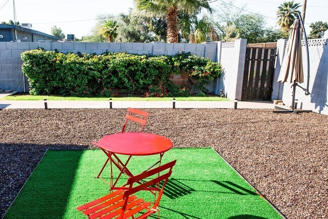 Building Photo - Gorgeous Fully Furnished 3 Bd 2 Bath Vacat...
