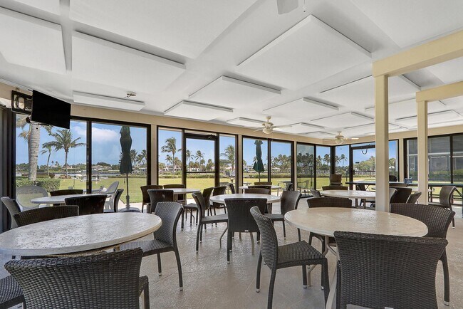 Building Photo - 755 Saturn St