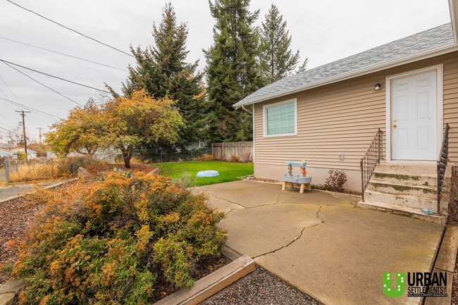 Building Photo - Introducing a charming 2-bedroom, 1-bathro...