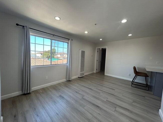 Building Photo - Newly Renovated 3 Bed / 2.5 Bath Apartment for Rent – Prime Huntington Beach Location!