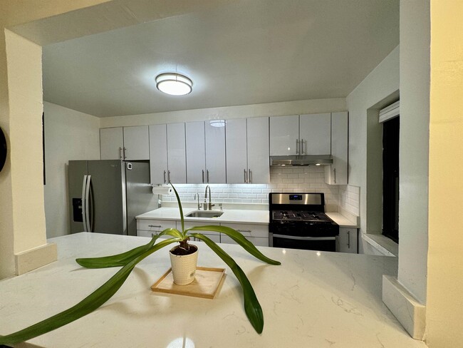 Building Photo - 2329 Hudson Terrace