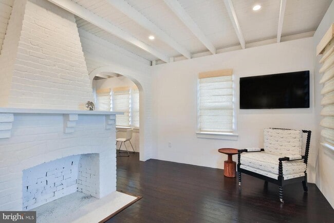 Building Photo - 20 E Goldsborough Ave