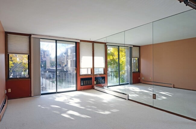 Building Photo - Cozy 1 bed 1 bath condo in Mpls! Shared po...