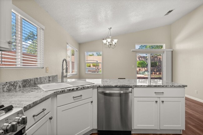 Building Photo - Beautiful 3 Bedroom Home