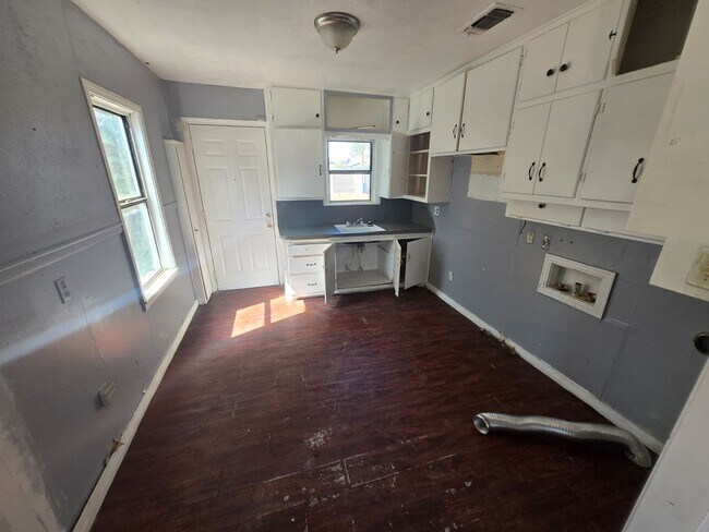 Building Photo - Handyman Special $0 First Month's Rent / “You fix, you SAVE BIG!!” Contact Mayshell for details: ...