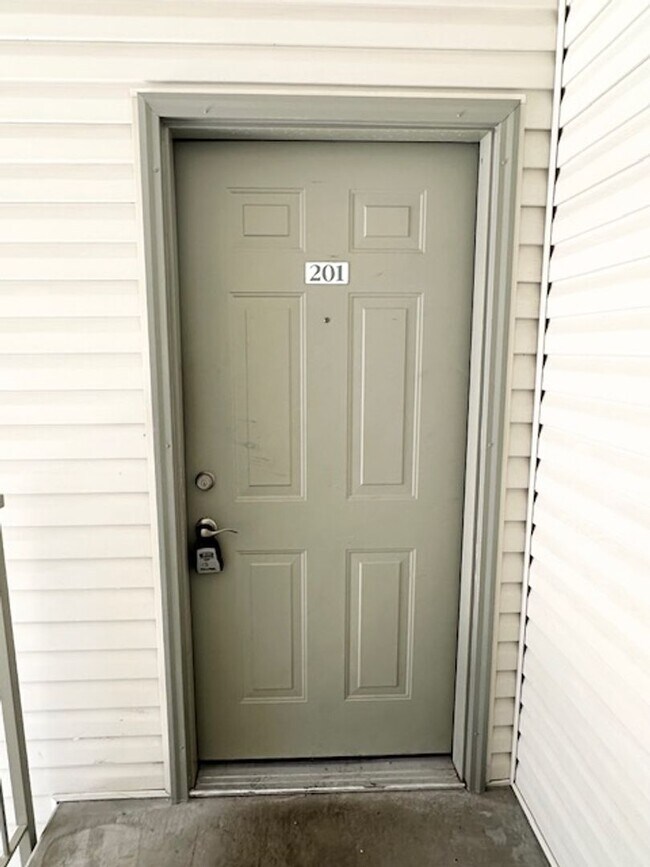 Building Photo - Fully renovated 2nd floor apartment available soon!