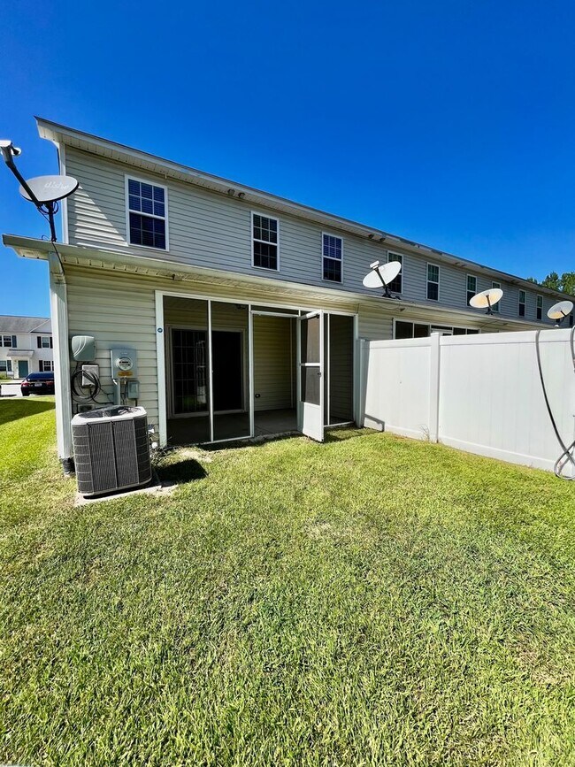 Building Photo - UPDATED Townhome in The GABLES!