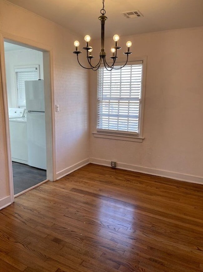 Building Photo - Great Location - Must See