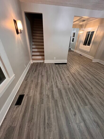 Building Photo - 1410 Center St