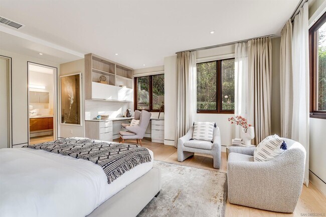 Building Photo - 8070 La Jolla Scenic Dr N