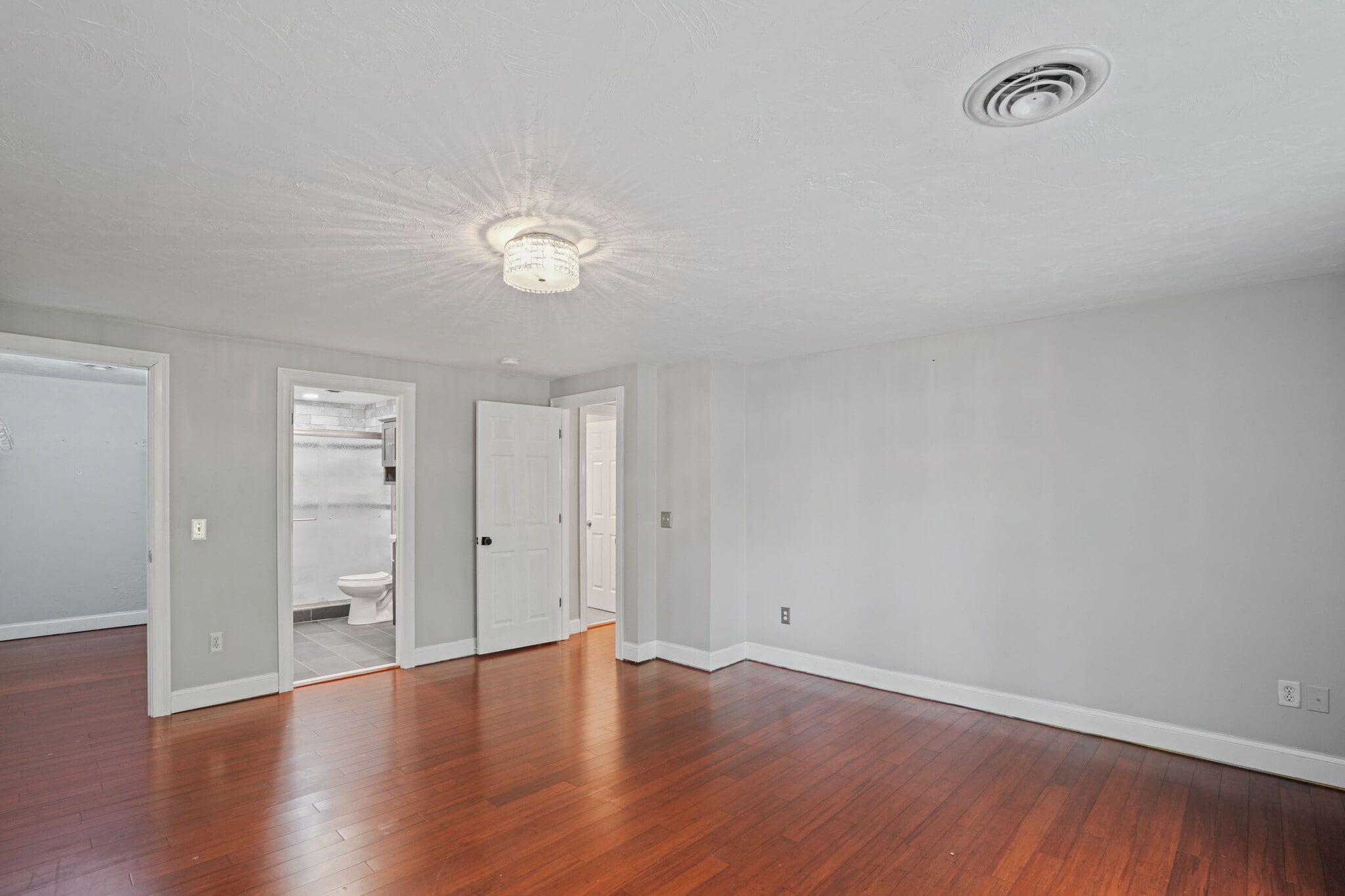 Master Bedroom Suite - 1 Eddy St