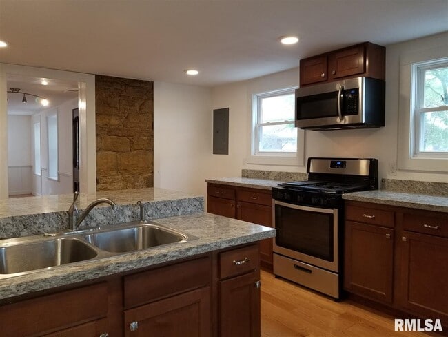 Building Photo - 118 Dodge St