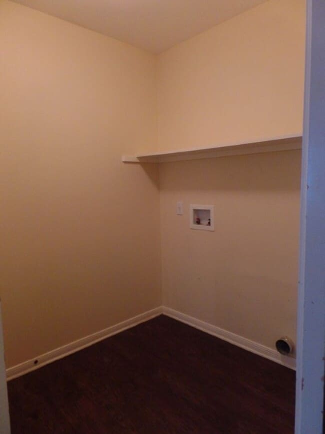 Building Photo - Carriage Point Beauty!