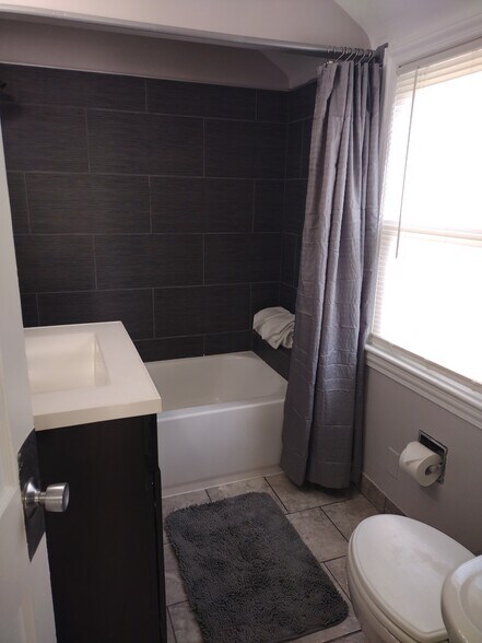 upstairs bath - 4026 Verona Rd