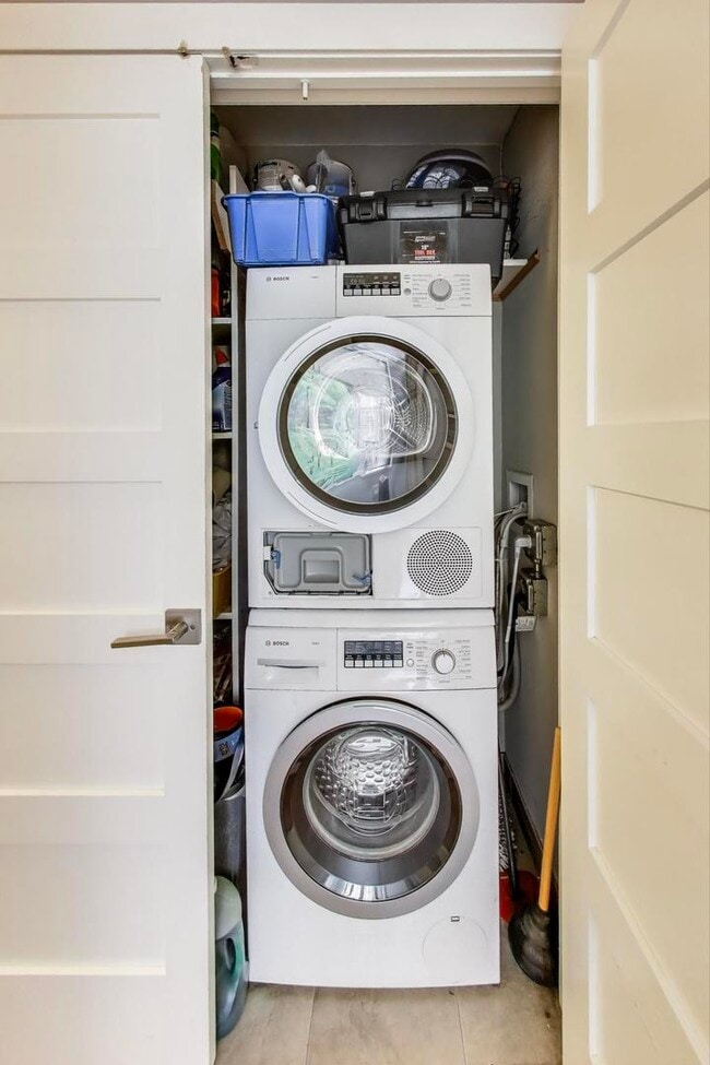 Building Photo - 1110 N Lake Shore Dr