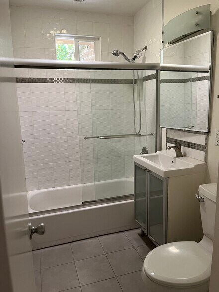 Bathroom with solar tube - 21050 Avenue San Luis
