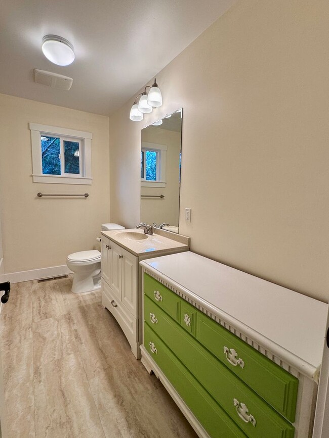 Building Photo - Location Location Location....plus a darling one story cottage