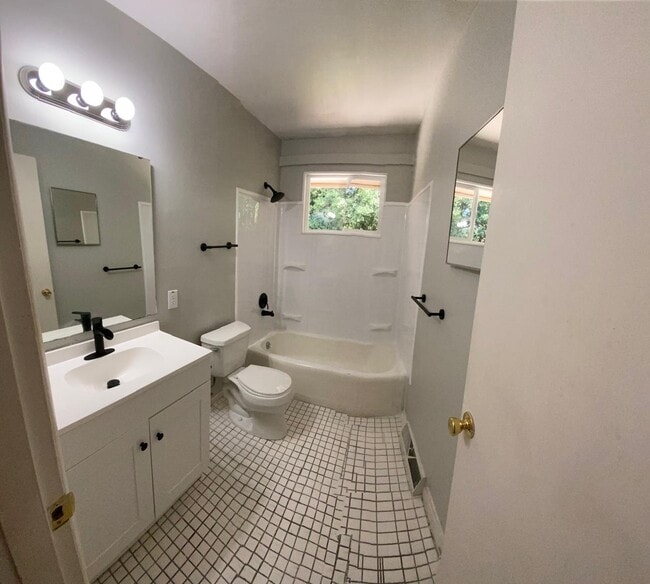 Building Photo - 521 Blendwood Dr