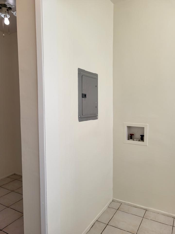 Building Photo - 722 W 56th St