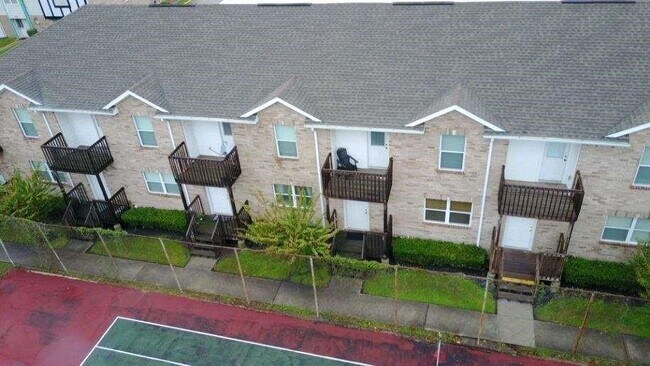 Building Photo - 11905 Algonquin Dr