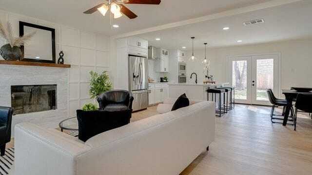 Building Photo - 617 Main St