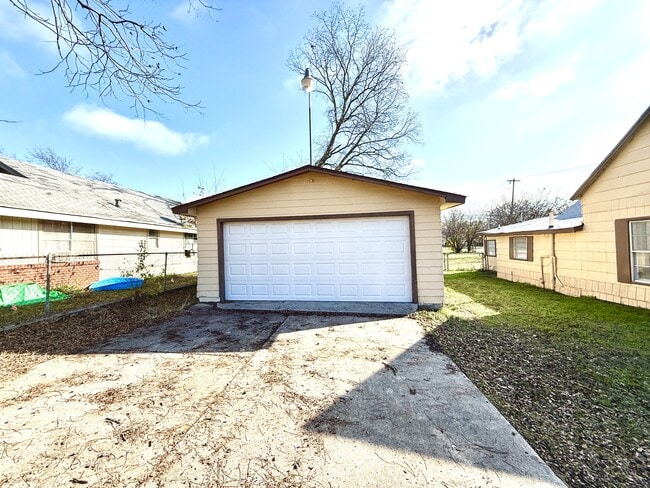 Building Photo - 422 D St SE