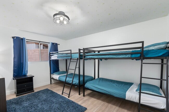 Building Photo - 5747 N 48th Ln